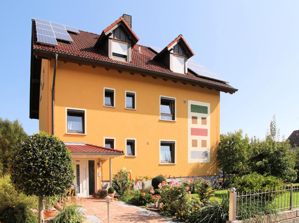 KemmernにあるFerienwohnung Schmetterlingの屋根に太陽光パネルを敷いた家