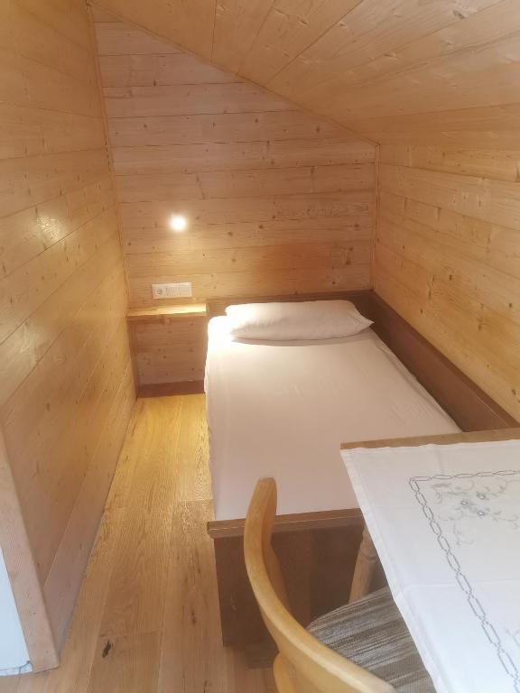A bed or beds in a room at Gästehaus Obererlacher