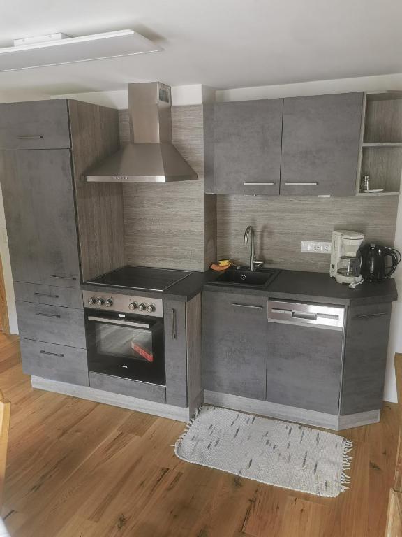 A kitchen or kitchenette at Gästehaus Obererlacher