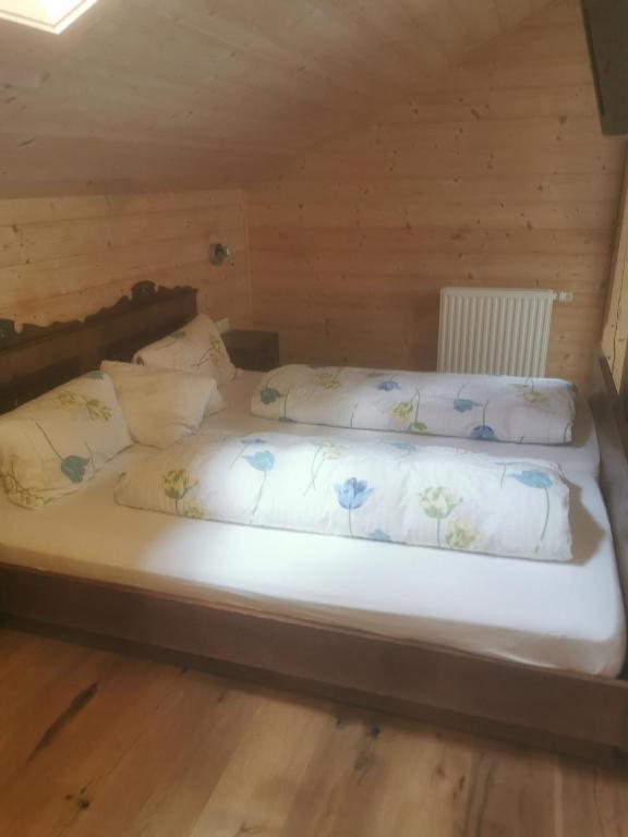 A bed or beds in a room at Gästehaus Obererlacher