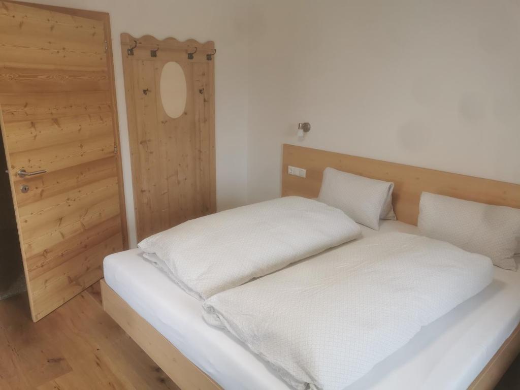 A bed or beds in a room at Gästehaus Obererlacher