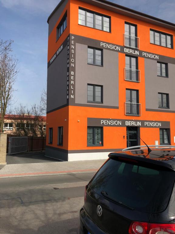 una macchina nera parcheggiata di fronte a un edificio di Pension Berlin a Cheb