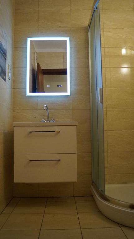 Kúpeľňa v ubytovaní Apartment Sinkó - FREE GARAGE PARKING, central, 2 bedrooms 4 single beds, flexi check-out
