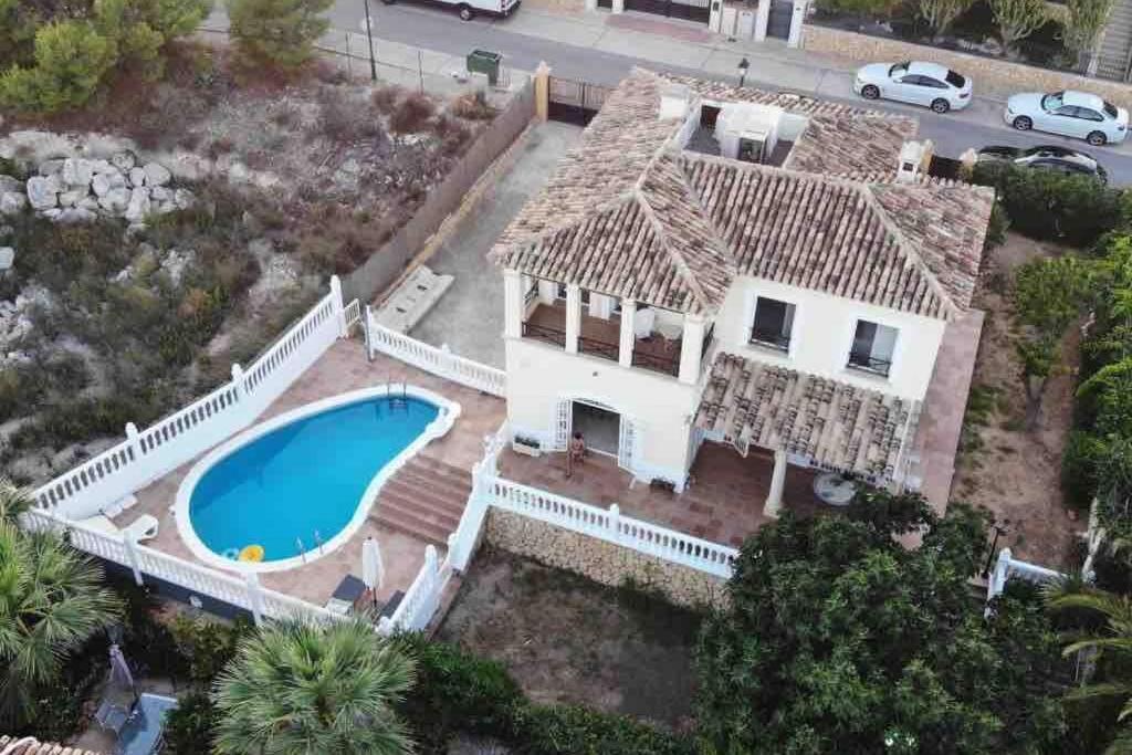 Booking.com: Villa Una casa con vistas al mar y piscina en ...