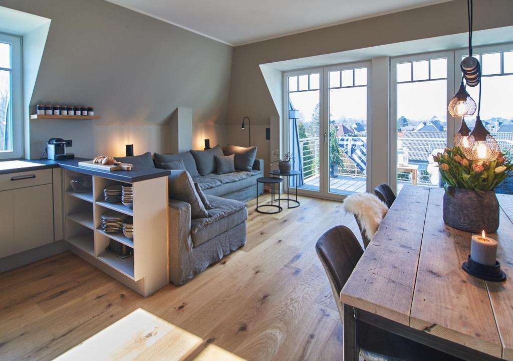 un soggiorno con divano e tavolo di Julie´s Home (Penthouse) a Niendorf