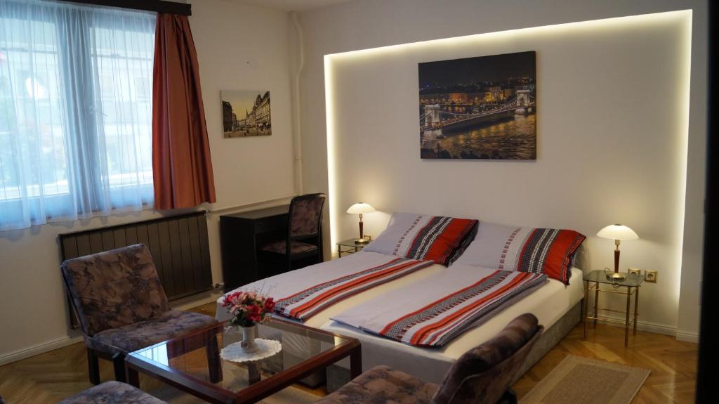 1 dormitorio con 1 cama, 1 mesa y 1 silla en Apartment Sinkó - FREE PARKING central 2 bedrooms 4 single beds, en Budapest