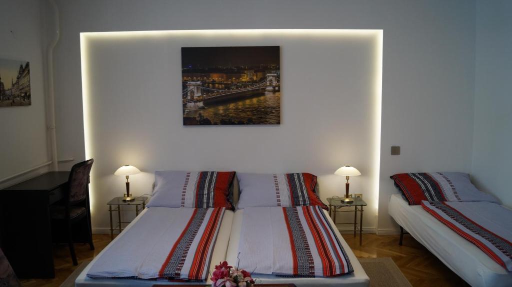 Posteľ alebo postele v izbe v ubytovaní Apartment Sinkó - FREE GARAGE PARKING, central, 2 bedrooms 4 single beds, flexi check-out