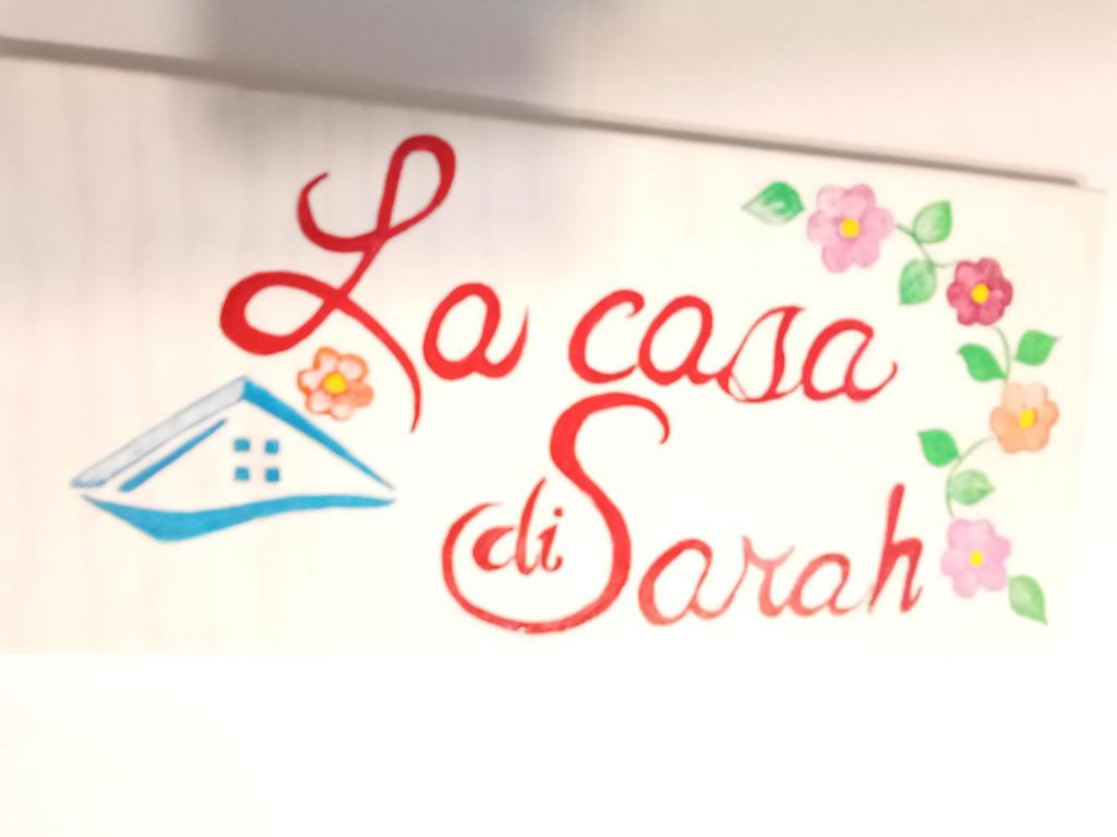 un signe pour une école avec un plafond de diplôme et des fleurs dans l'établissement La casa di Sarah, à Syracuse
