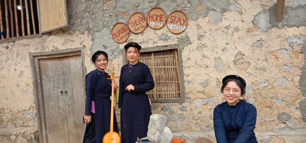 a group of three women standing in front of a building at Quang Thuận Bản Giốc Homestay in Cao Bằng
