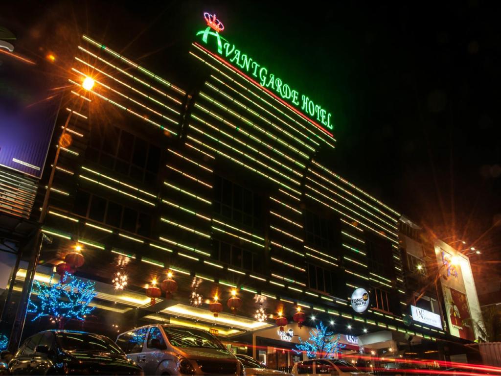 ein Gebäude mit einem Parkplatz vor ihm in der Nacht in der Unterkunft Avantgarde Hotel in Skudai