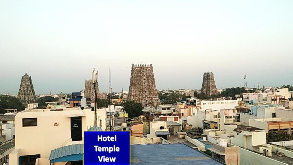 Blick auf eine Stadt mit hohen Gebäuden in der Unterkunft Hotel Temple View in Madurai