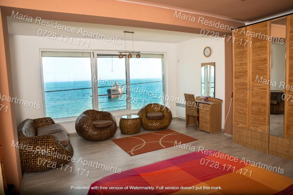 コスティネシュティにあるMaria Residence Apartmentsの海の景色を望むリビングルーム