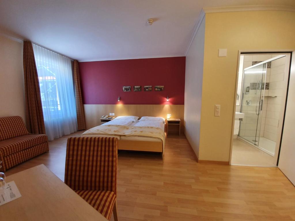 Postel nebo postele na pokoji v ubytování Ambassador Self Check-in Hotel