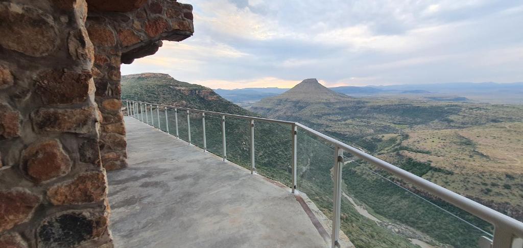 Una vista del Gran Cañón desde el borde de una pared. en Kings View Cave, en Clanville