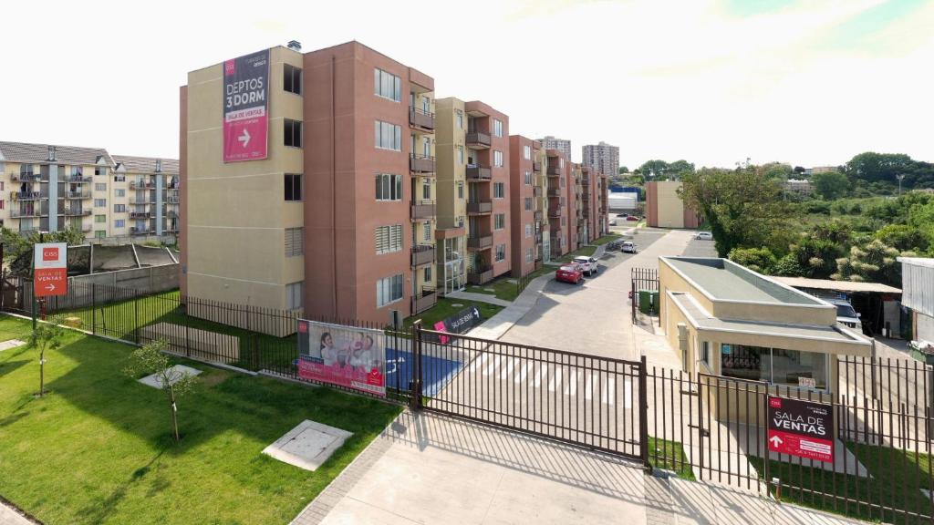 康塞普西翁的住宿－Departamentos amoblados - Santa Sofia.，享有建筑和街道的空中景致