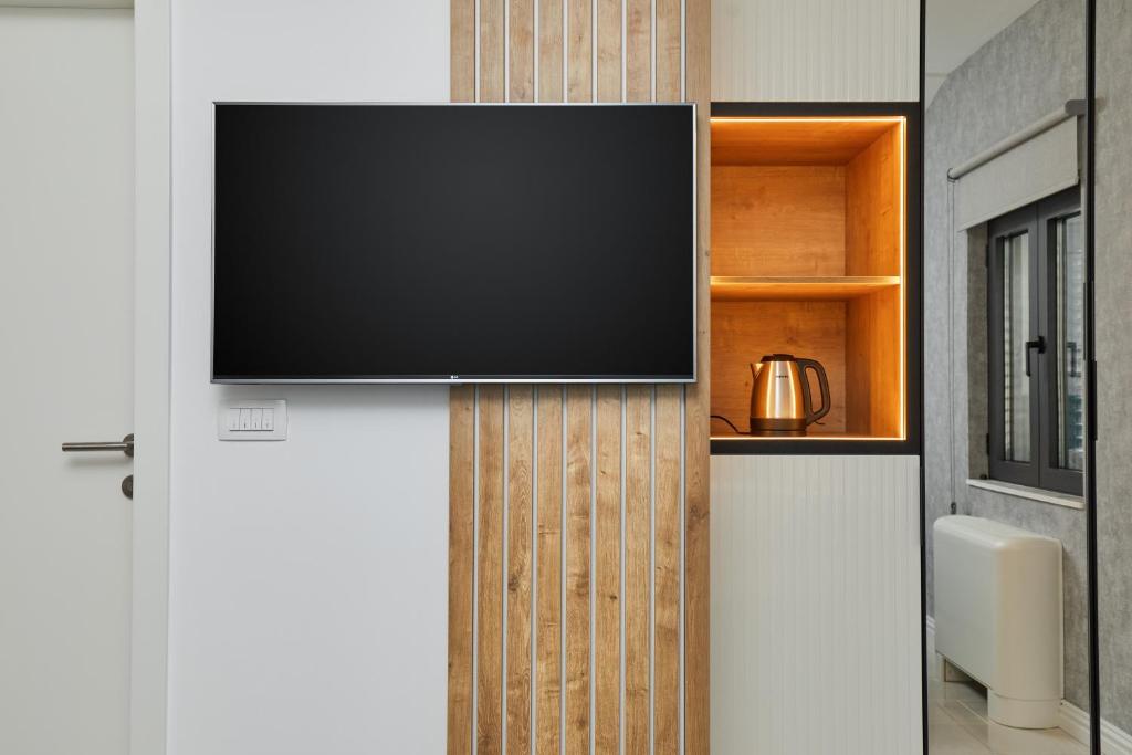 TV a/nebo společenská místnost v ubytování Kotor Lux apartments and rooms