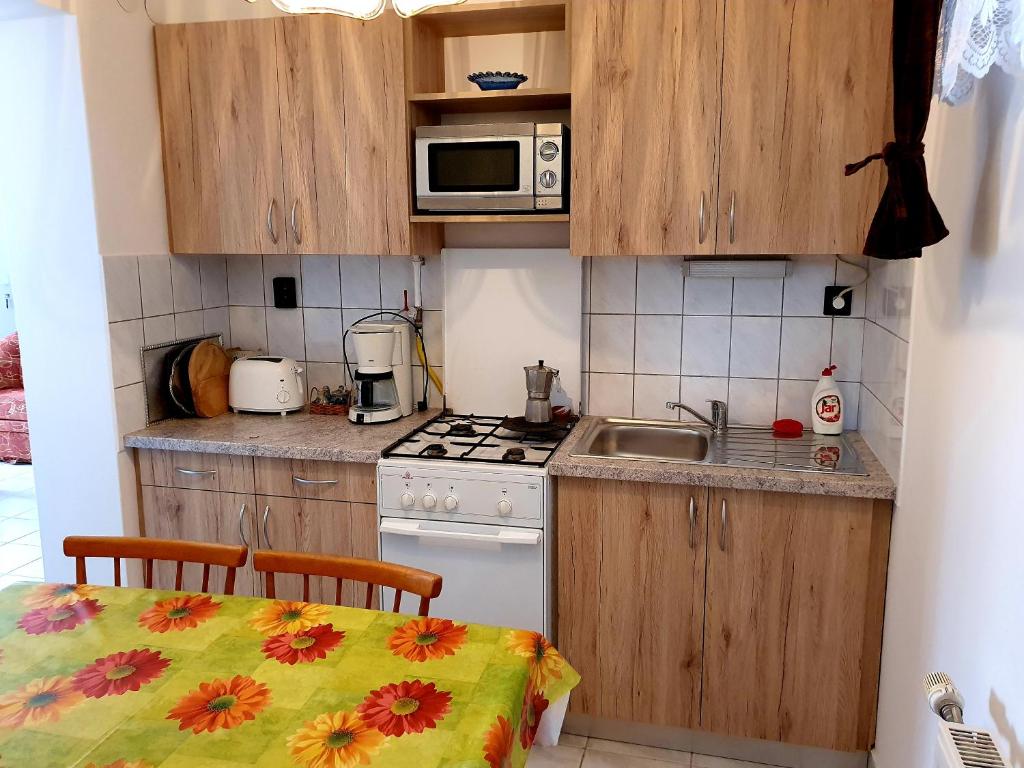 Kuchyň nebo kuchyňský kout v ubytování Szekrény Apartman