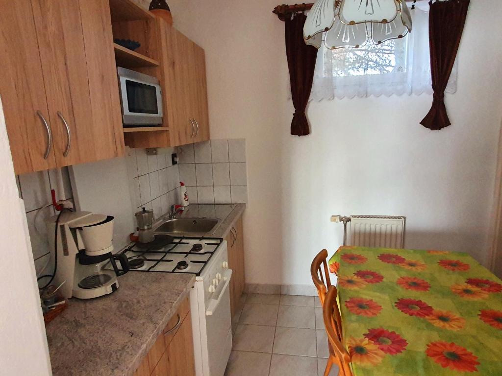Kuchyň nebo kuchyňský kout v ubytování Szekrény Apartman
