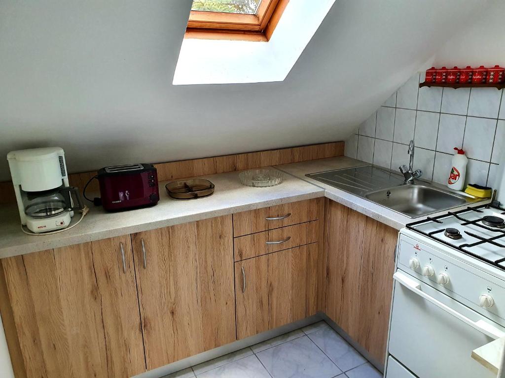 Kuchyň nebo kuchyňský kout v ubytování Szekrény Apartman