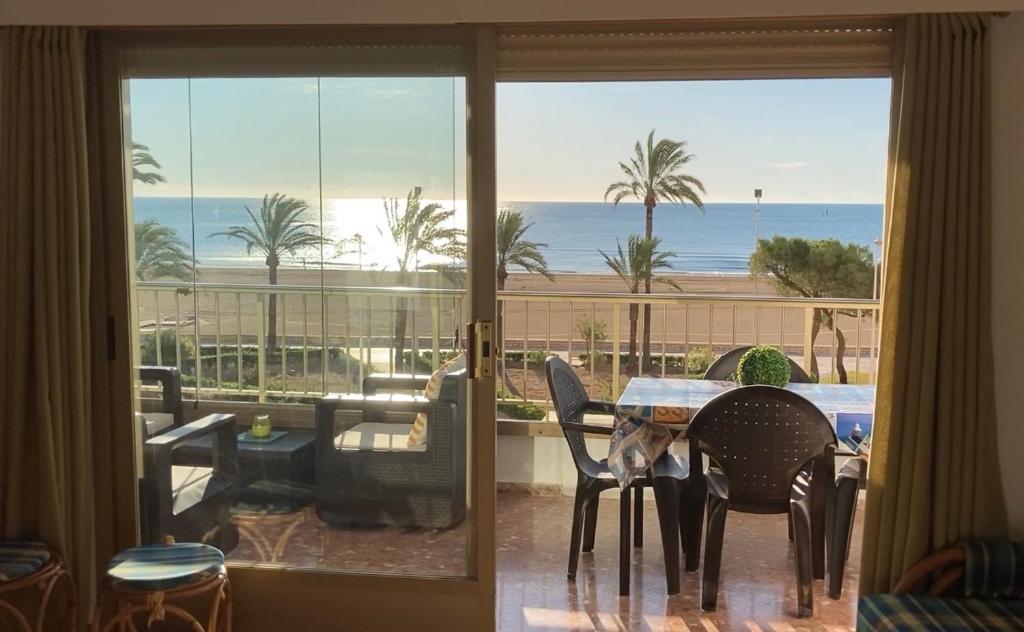 クリェラにあるApartamento en la playa Arensol Culleraのダイニングルーム(テーブル付)が備わり、海の景色を望めます。