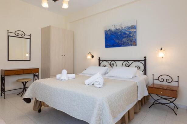 Postel nebo postele na pokoji v ubytování Sardis Rooms
