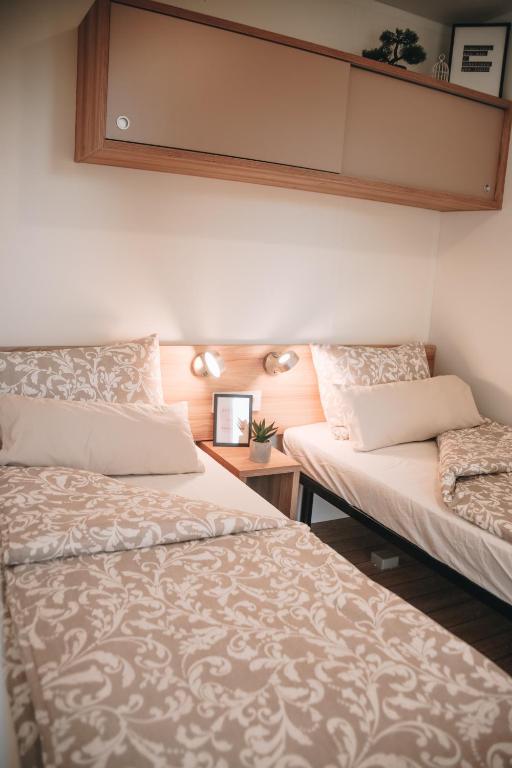 Postel nebo postele na pokoji v ubytování Mobile Home Peponi Del Mar, Camping Porton Biondi