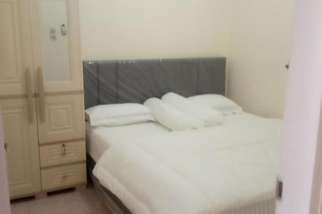 Postel nebo postele na pokoji v ubytování Green House Syariah Mitra RedDoorz