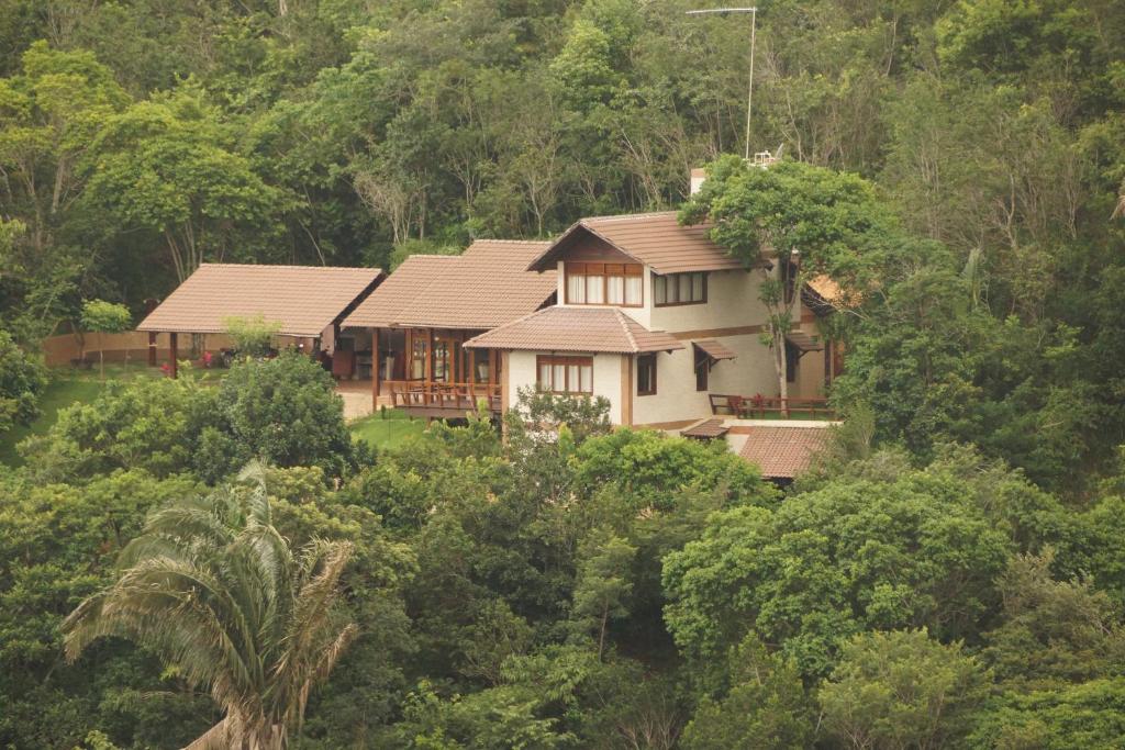a house in the middle of a forest at Casa de campo em Bananeiras Cond.Águas da Serra in Bananeiras
