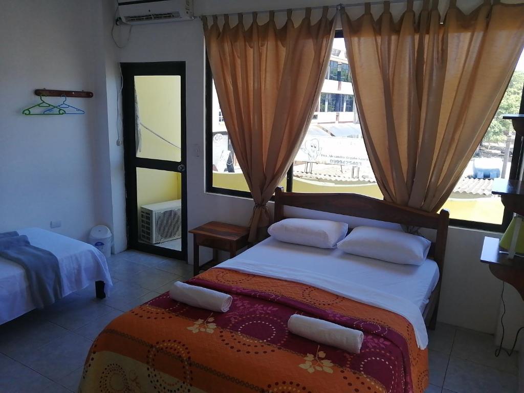 En eller flere senge i et værelse på Hostal La Casa de Luis