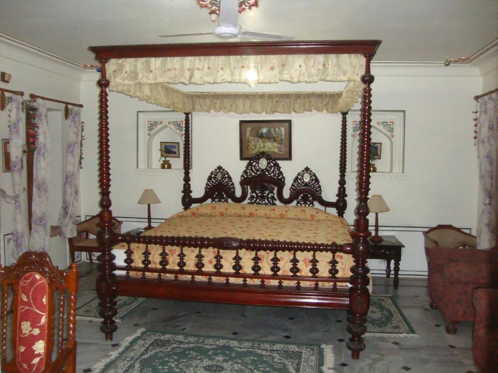 Postel nebo postele na pokoji v ubytování Hotel Pushkar Palace