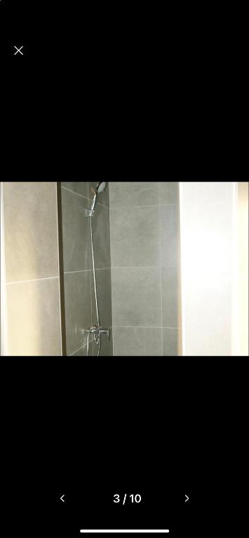 a picture of a shower in a bathroom at Appartement Studio Tournai in Tournai