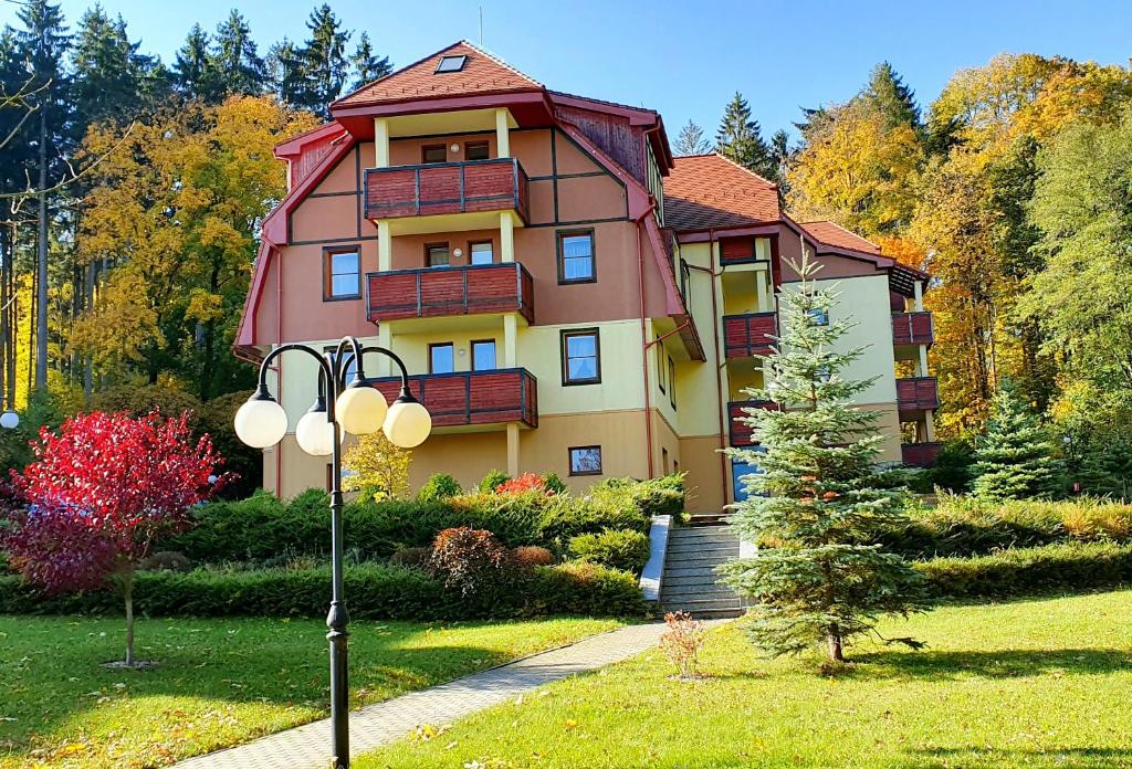 Vonkajšia záhrada v ubytovaní Apartament Klaudia Polanica-Zdrój