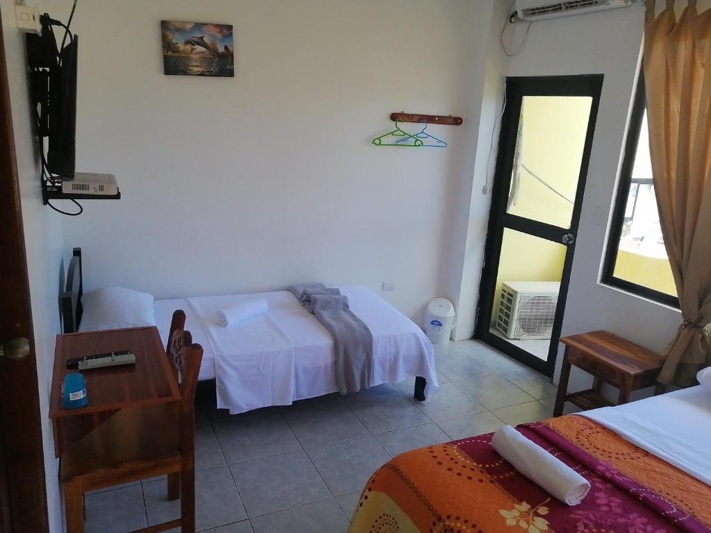 Postel nebo postele na pokoji v ubytování Hostal La Casa de Luis