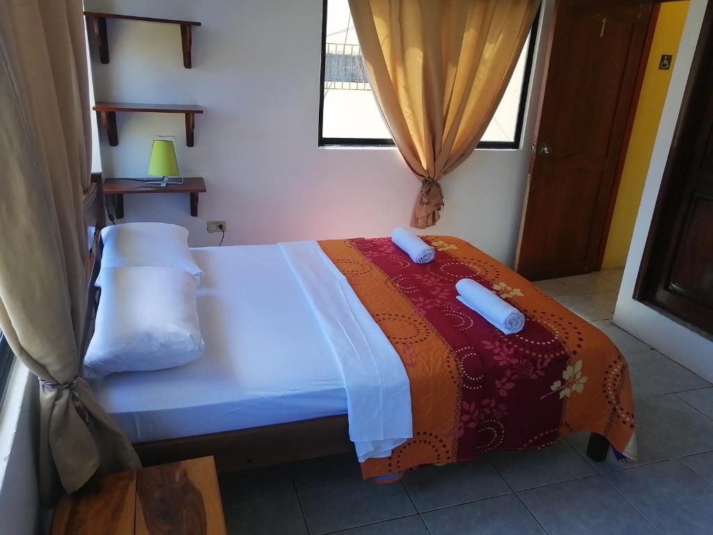 Postel nebo postele na pokoji v ubytování Hostal La Casa de Luis