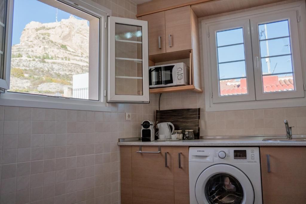 Kuchyň nebo kuchyňský kout v ubytování Apartamentos La Llum
