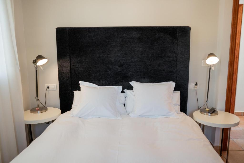 Postel nebo postele na pokoji v ubytování Apartamentos La Llum