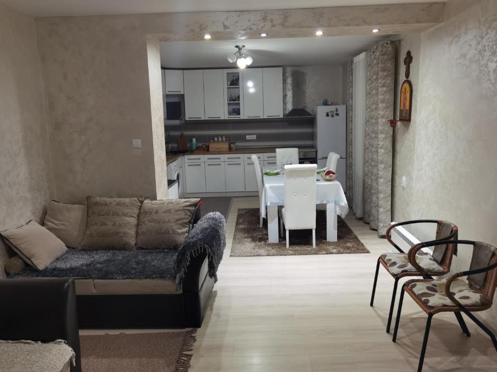 uma sala de estar com um sofá, uma mesa e uma cozinha em Nikolaj Lux em Nova Varos