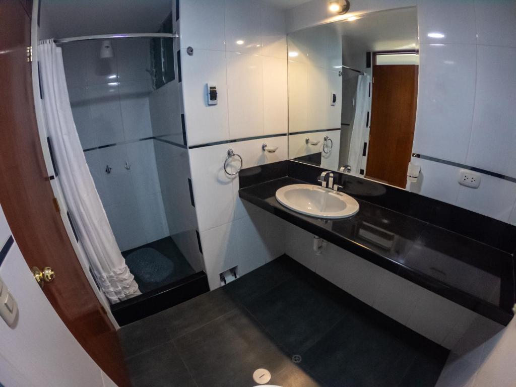 A bathroom at Hotel Los Laureles