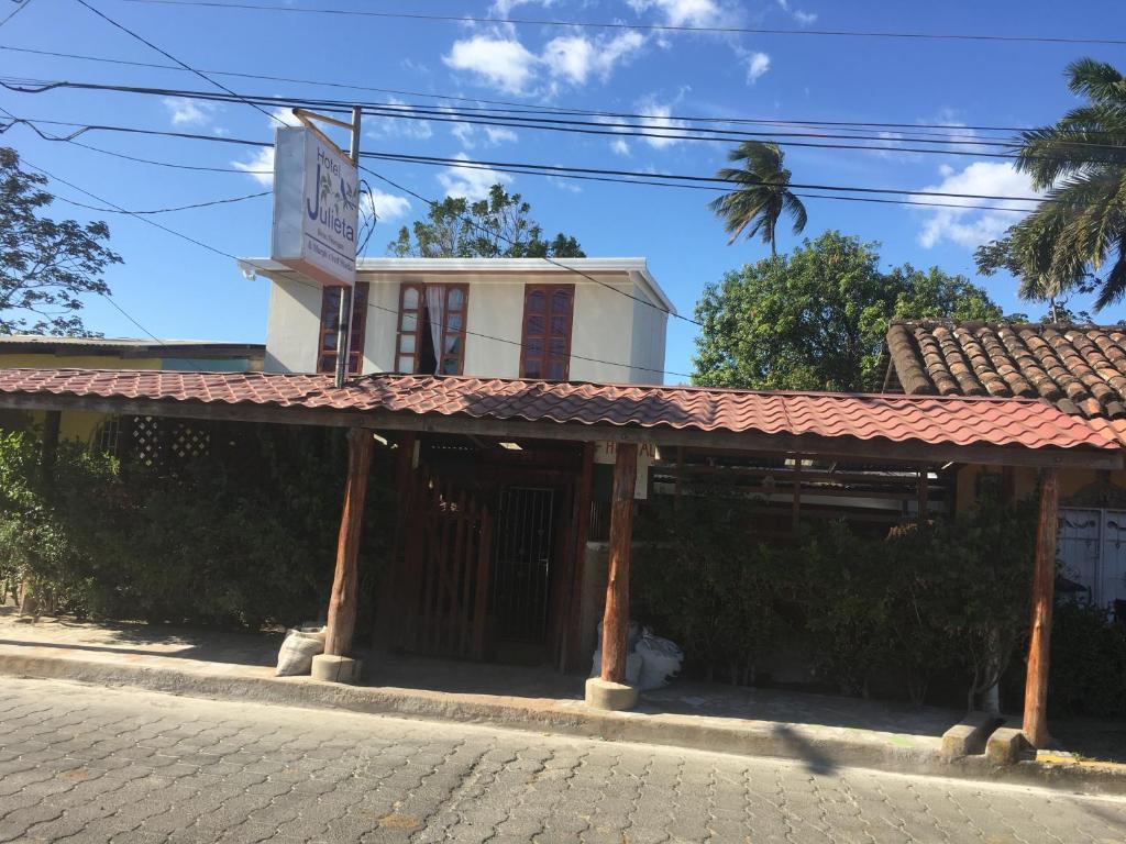 um edifício antigo ao lado de uma rua em Hostel Julieta em Rivas