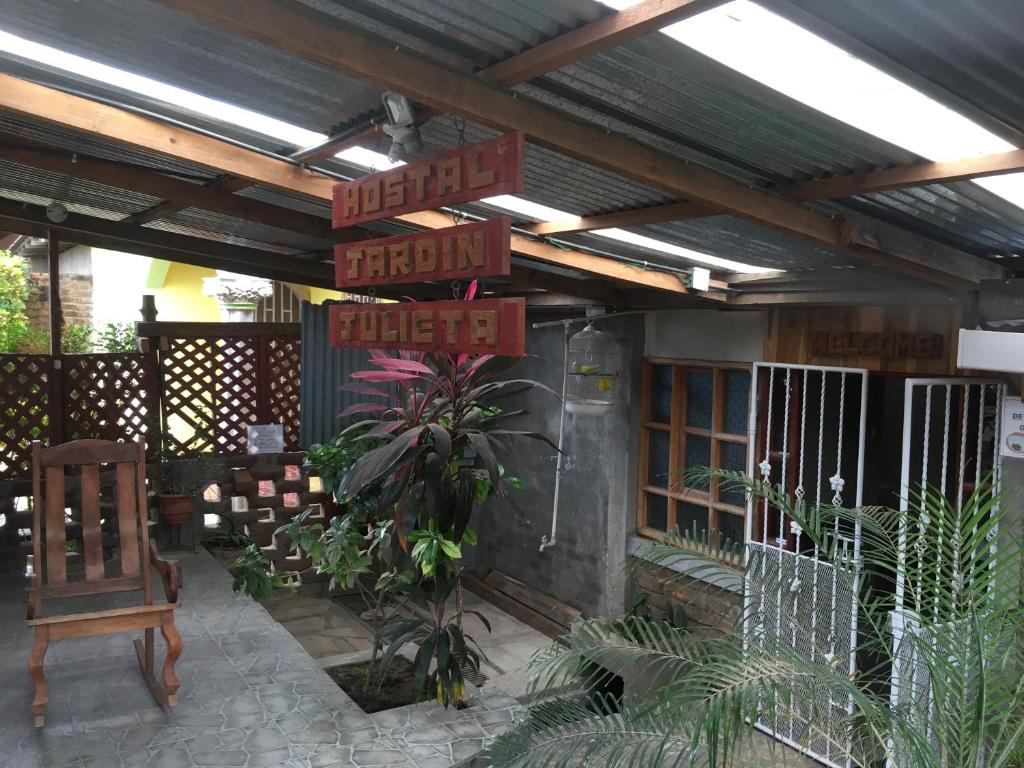eine Terrasse mit Schildern, die auf ein nützliches Buffet hinweisen in der Unterkunft Murph's Surf Shacks in Rivas