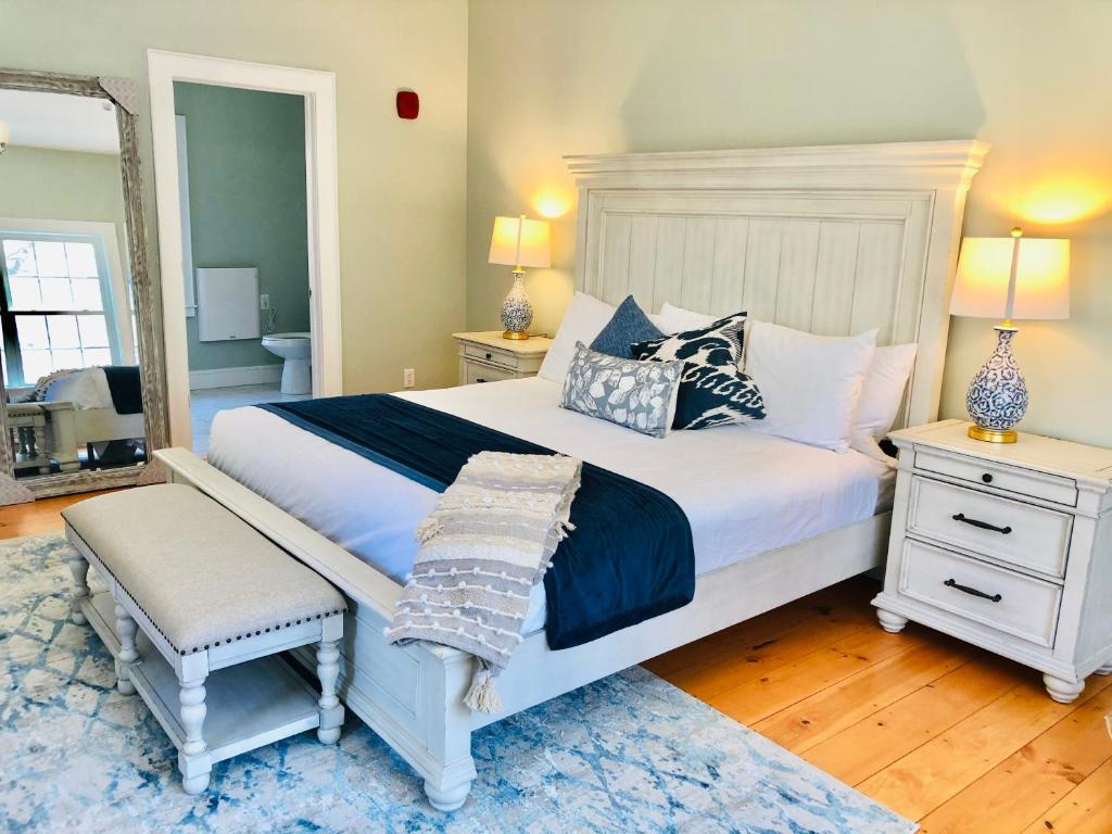 una camera da letto con un grande letto bianco e uno specchio di Albracca a York