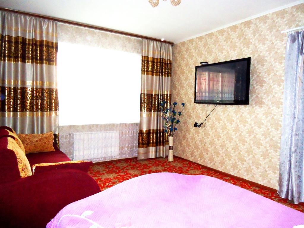 チタにあるApartment TwoPillows Krasnoarmeyskaya 12 9flのベッドルーム1室(ベッド1台、壁掛けテレビ付)