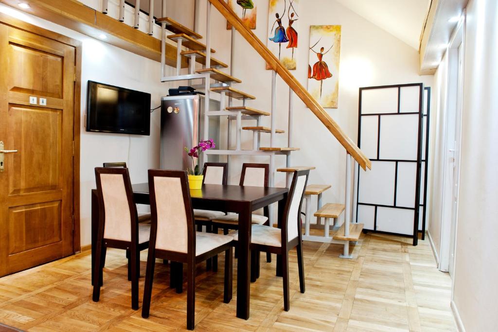a dining room with a table and chairs at Hostel Bailando Wroclawska 25 in Poznań