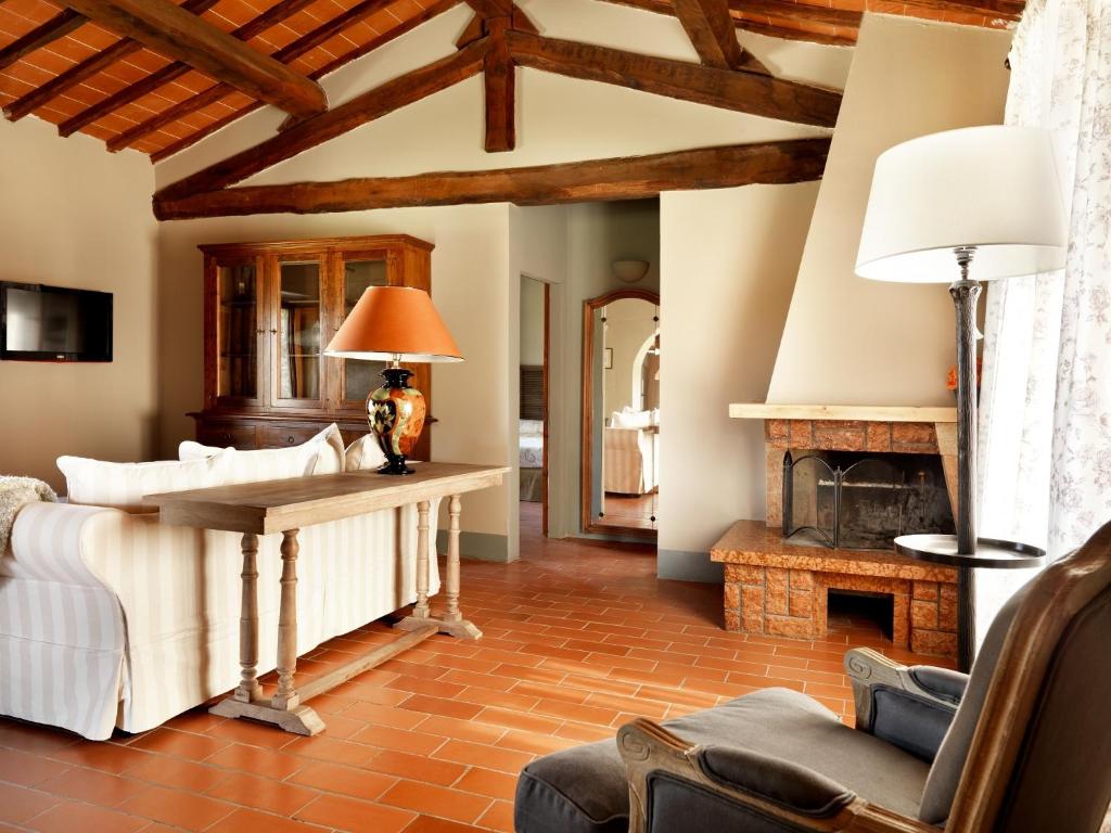 A television and/or entertainment centre at Agriturismo Piettorri