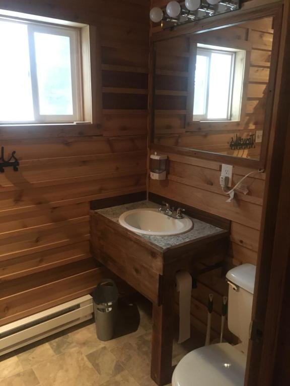 Koupelna v ubytování Whispering Woods AK Cabins