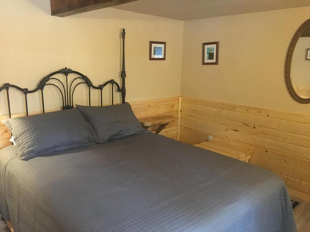 Postel nebo postele na pokoji v ubytování Whispering Woods AK Cabins