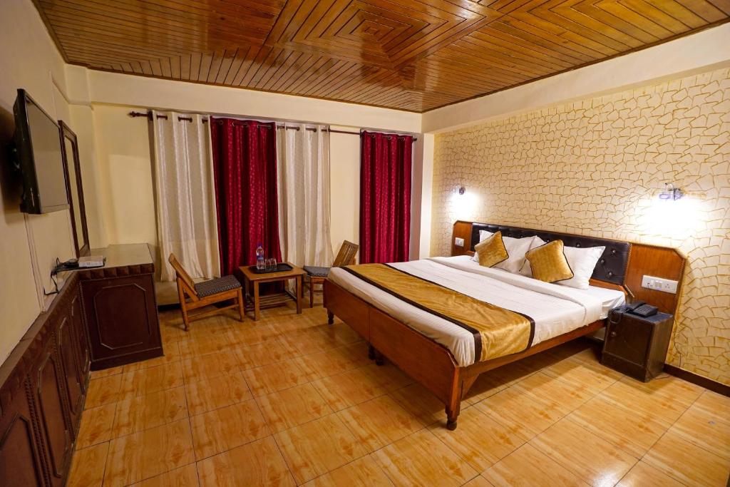 Postel nebo postele na pokoji v ubytování Hotel Atithi Mall Road