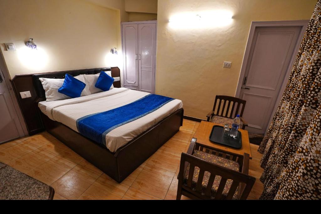 Postel nebo postele na pokoji v ubytování Hotel Atithi Mall Road