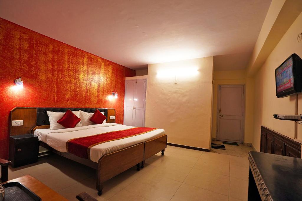 Postel nebo postele na pokoji v ubytování Hotel Atithi Mall Road