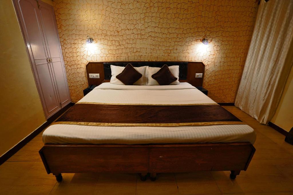 Postel nebo postele na pokoji v ubytování Hotel Atithi Mall Road